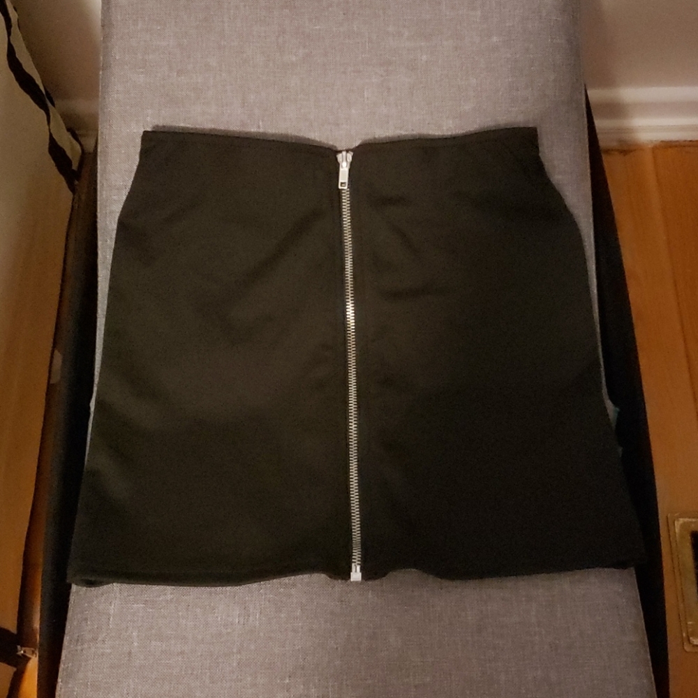 Black zipper skirt